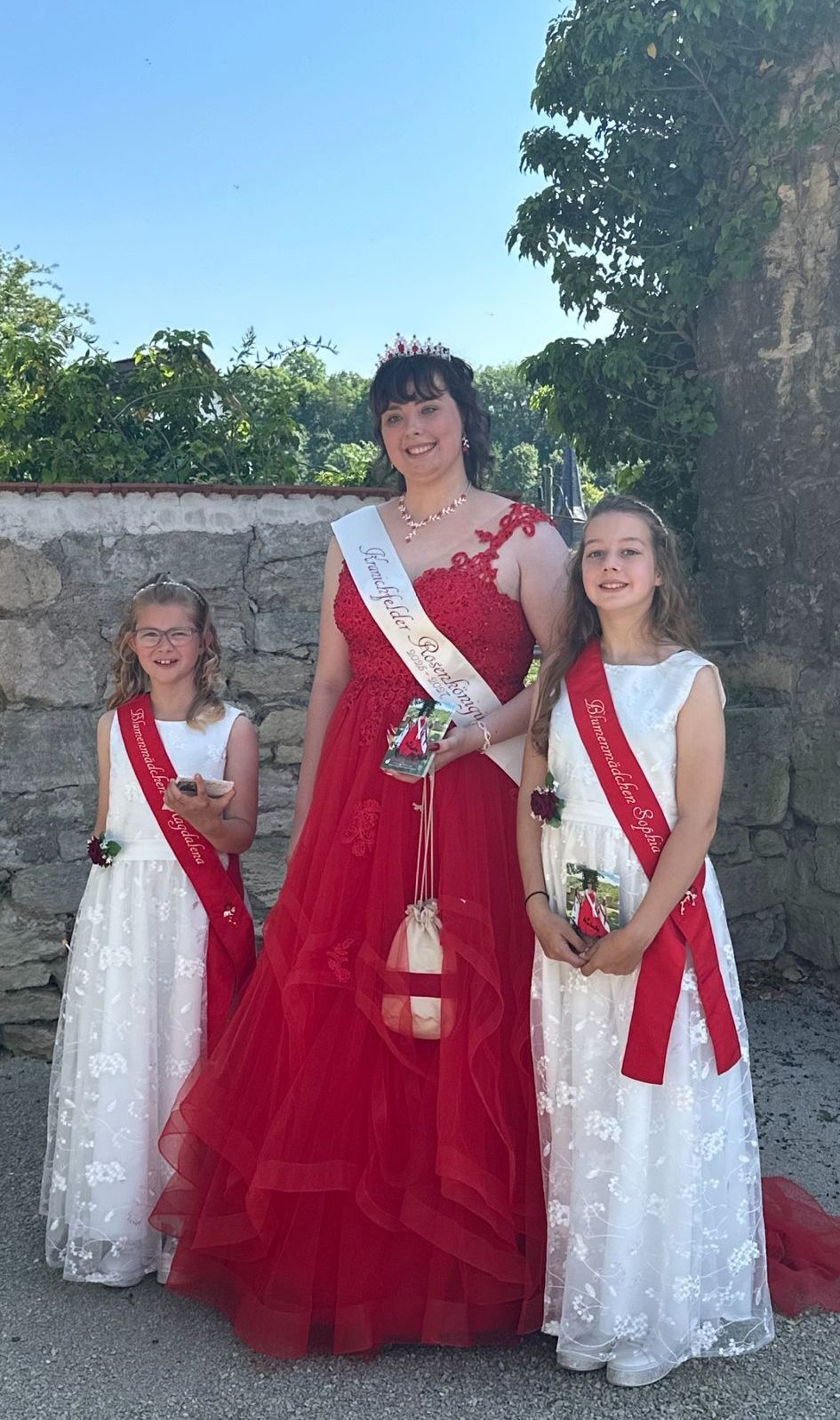 Bild: Rosenkönigin Michelle mit den Blumenmädchen Magdalena und Sophia