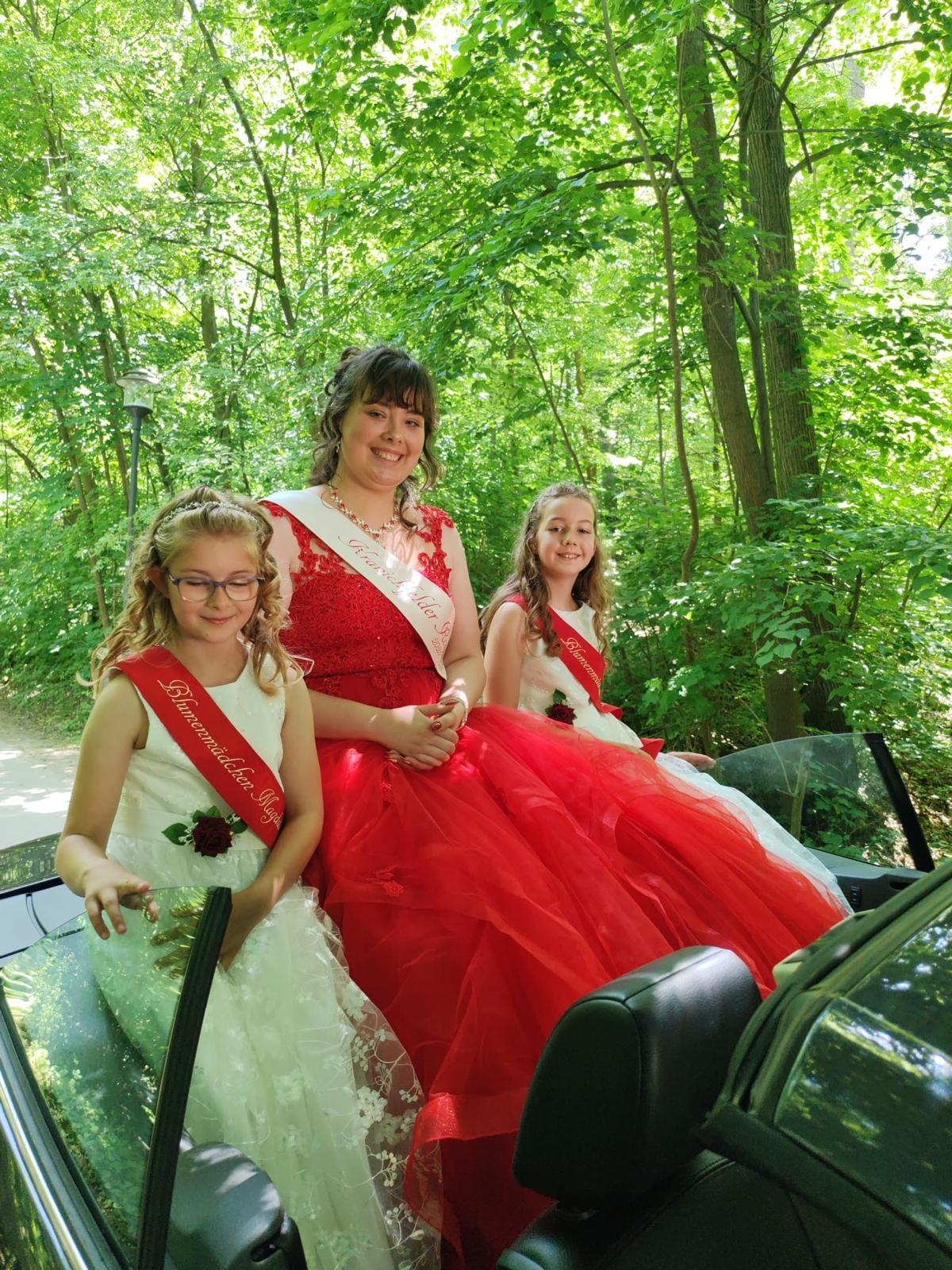 Bild: Rosenkönigin Michelle mit den Blumenmädchen Magdalena und Sophia