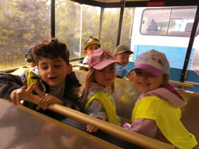 Hey, wir sitzen gleich hinter der Lok.  (Bild vergrößern)