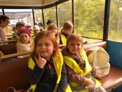 Mit meiner besten Freundin habe ich eine Sitzbank allein.  (Bild vergrößern)