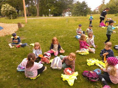Was hat mir Mama denn zum Picknick eingepackt?  (Bild vergrößern)