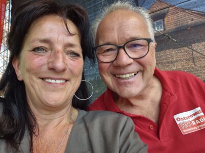 2025 Lindenfest Lulu Bigband der MS_Mderatoren Sylvia Wegener und Ecco Weber(16) 