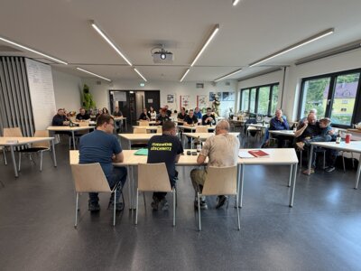 Dienstversammlung bei vollem HAus  (Bild vergr&ouml;&szlig;ern)