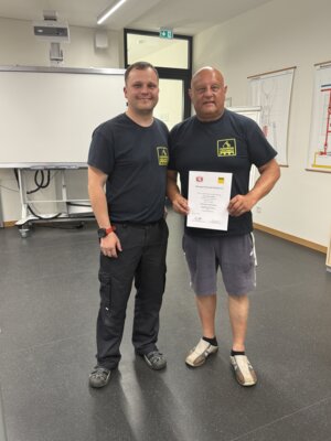 &Uuml;bergabe Zrkunde Fahrsicherheisttraining  (Bild vergr&ouml;&szlig;ern)