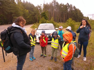 Im Wald angekommen.  (Bild vergrößern)