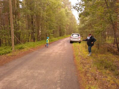 Und hopp springt man übers magische Seil in den Wald.  (Bild vergrößern)