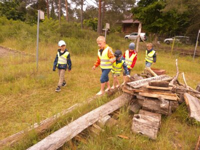 Weiter geht es über einen schmalen Steg.  (Bild vergrößern)