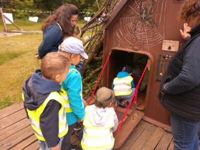 Wir krabbeln wie die Ameisen hinein.  (Bild vergrößern)