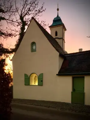 Abendstimmung an der Ammerlander Schlosskapelle  (Bild vergr&ouml;&szlig;ern)