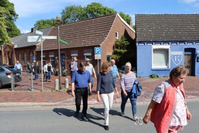 Auf dem Weg zum Klottjehaus des Heimatvereins Oldersum.  (Bild vergr&ouml;&szlig;ern)