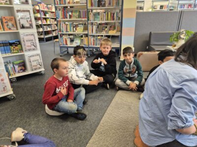 Foto des Albums: Bibliotheksbesuch Klasse 2a ,2b, 2c