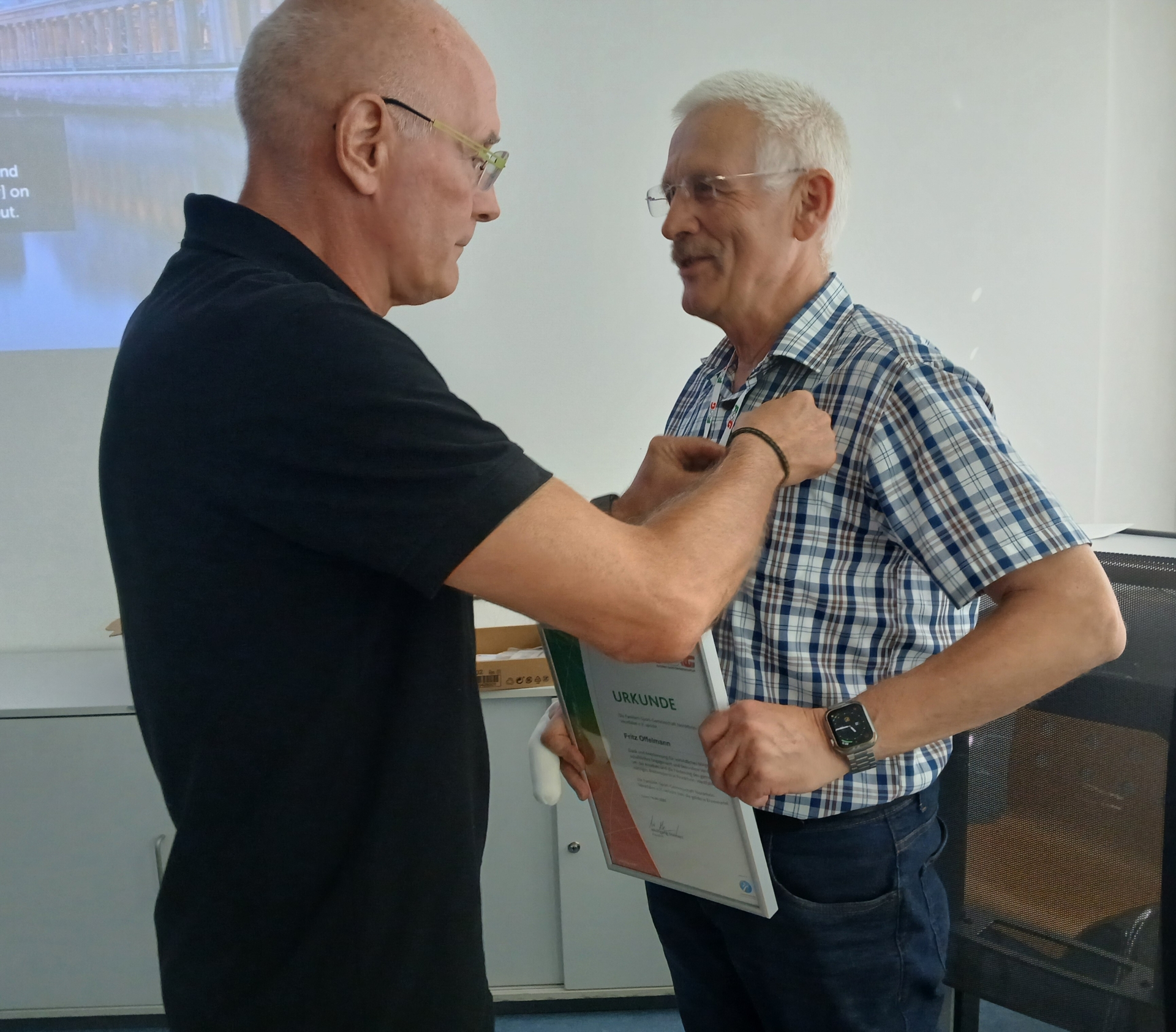 Bild : Anstecken der Ehrennadel