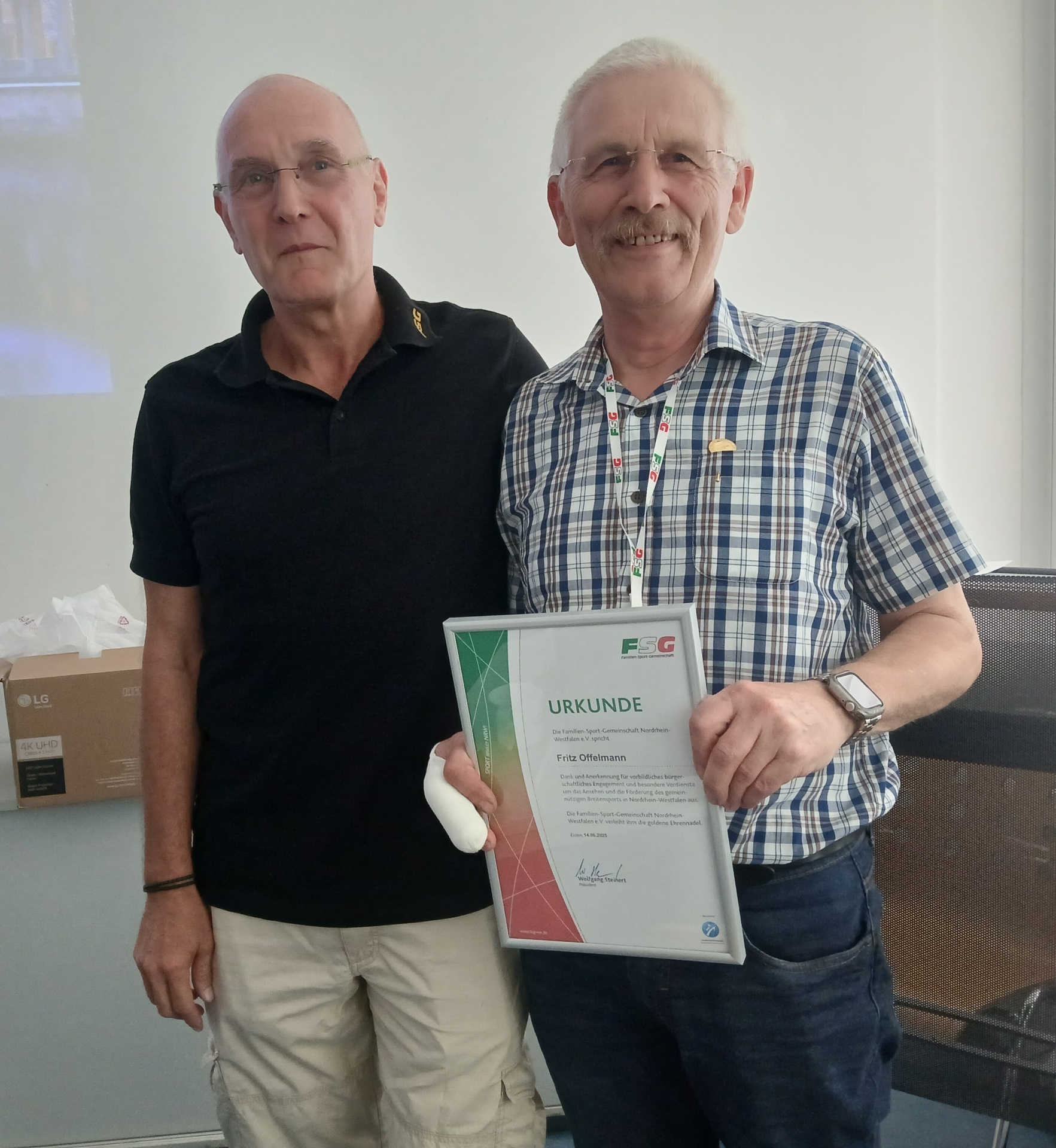 Bild : Wolfgang Steinert, FSG-NW Präsident; Fritz Offelmann mit Urkunde