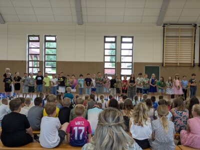 Foto des Albums: Bewegende Momente zum Schuljahresabschluss