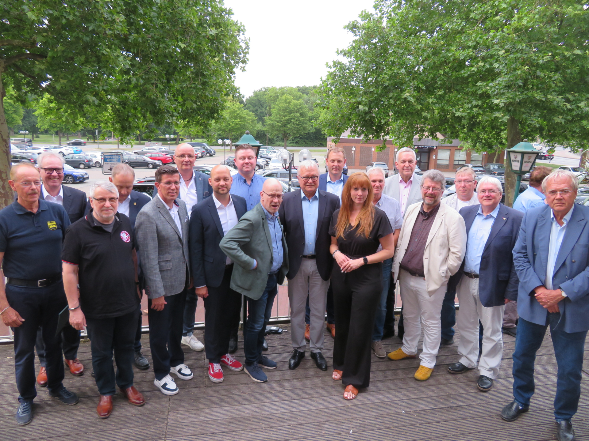 Bild: Vorstand und VIPs