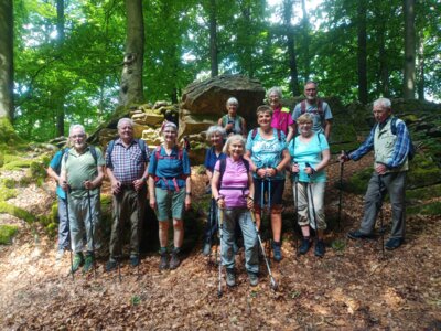 Gruppenbild mit Felsen  (Bild vergr&ouml;&szlig;ern)