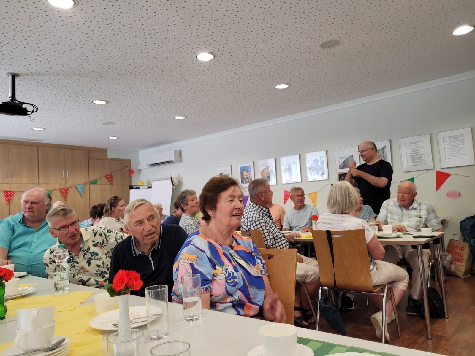 Bild: ökumenische Gemeinschaft beim Sommerfest