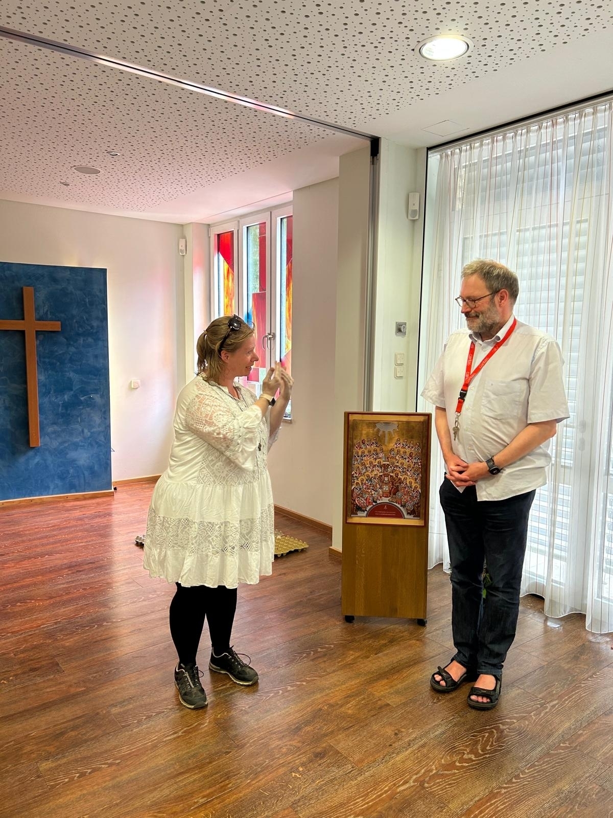 Bild: Nadin Böttcher vom GGL-Gemeindevorstand gratuliert Peter Brinker...