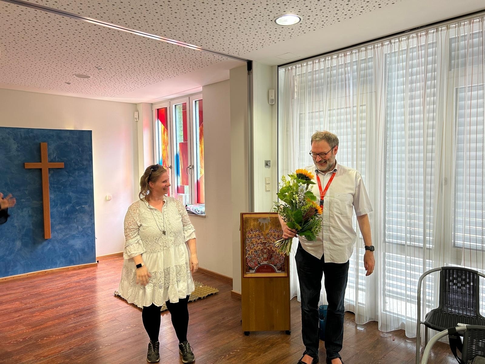 Bild: mit Blumen zu seiner Diakon-Weihe