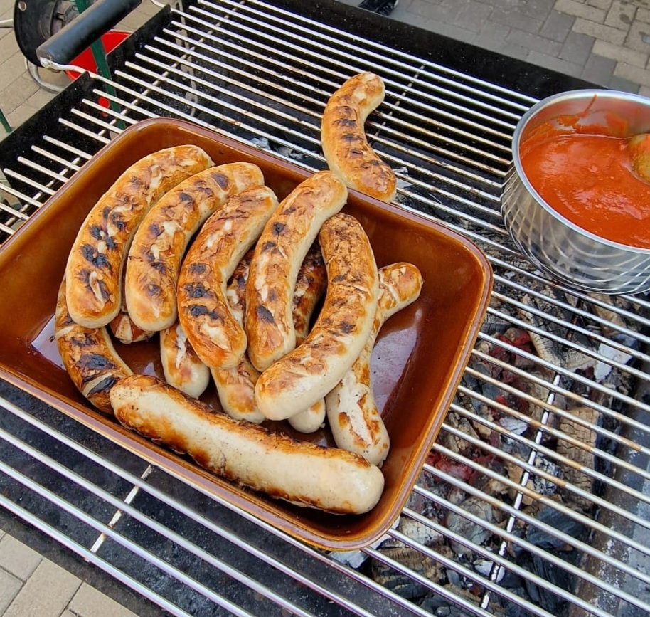 Bild: zur Wegzehrung frisch gegrillte Bratwurst vom Holzkohlengrill
