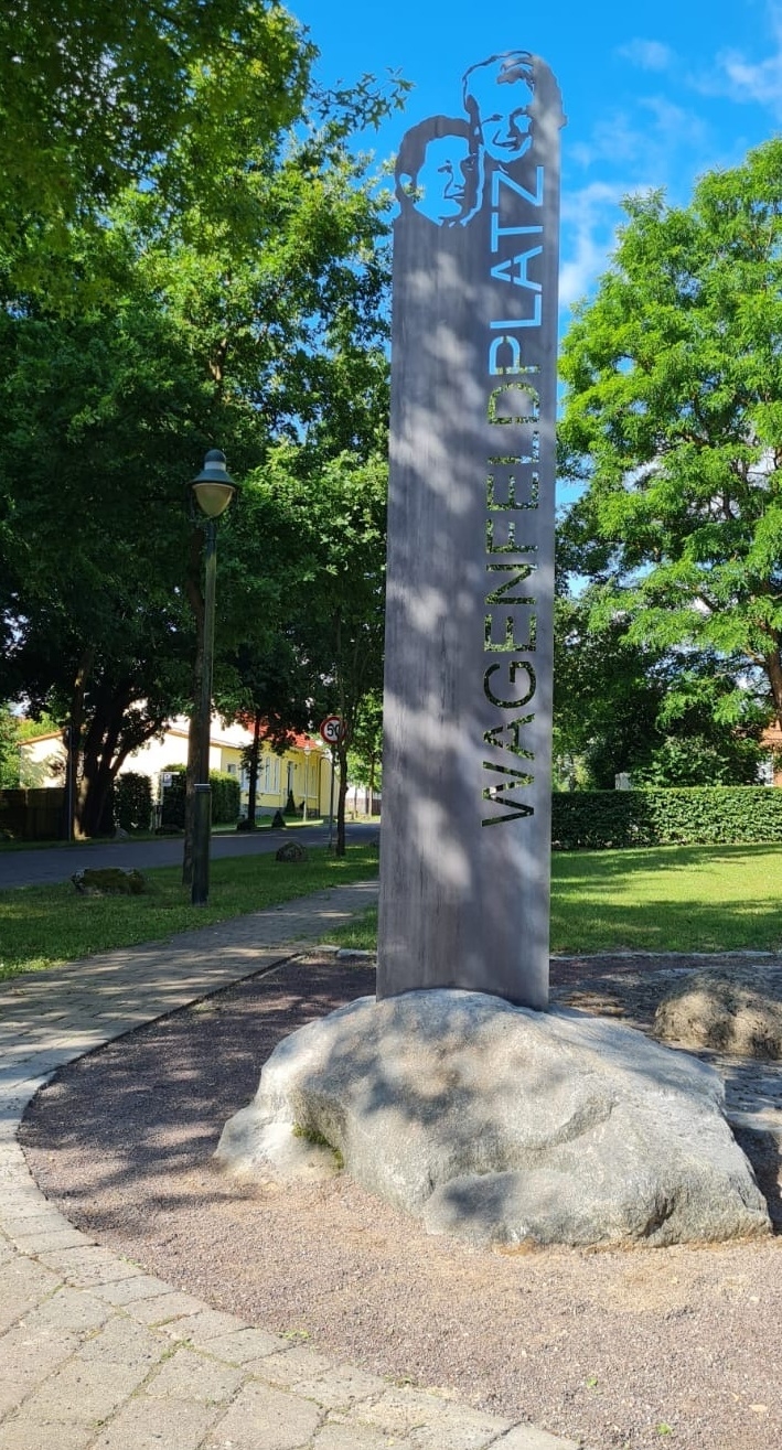 Bild: Stele von Markus Thelen zu Ehren des Ehepaars Wagenfeld