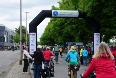 Stadtradeln 2025 - Zieleinlauf bei der Er&ouml;ffnungsfahrt  (Bild vergr&ouml;&szlig;ern)