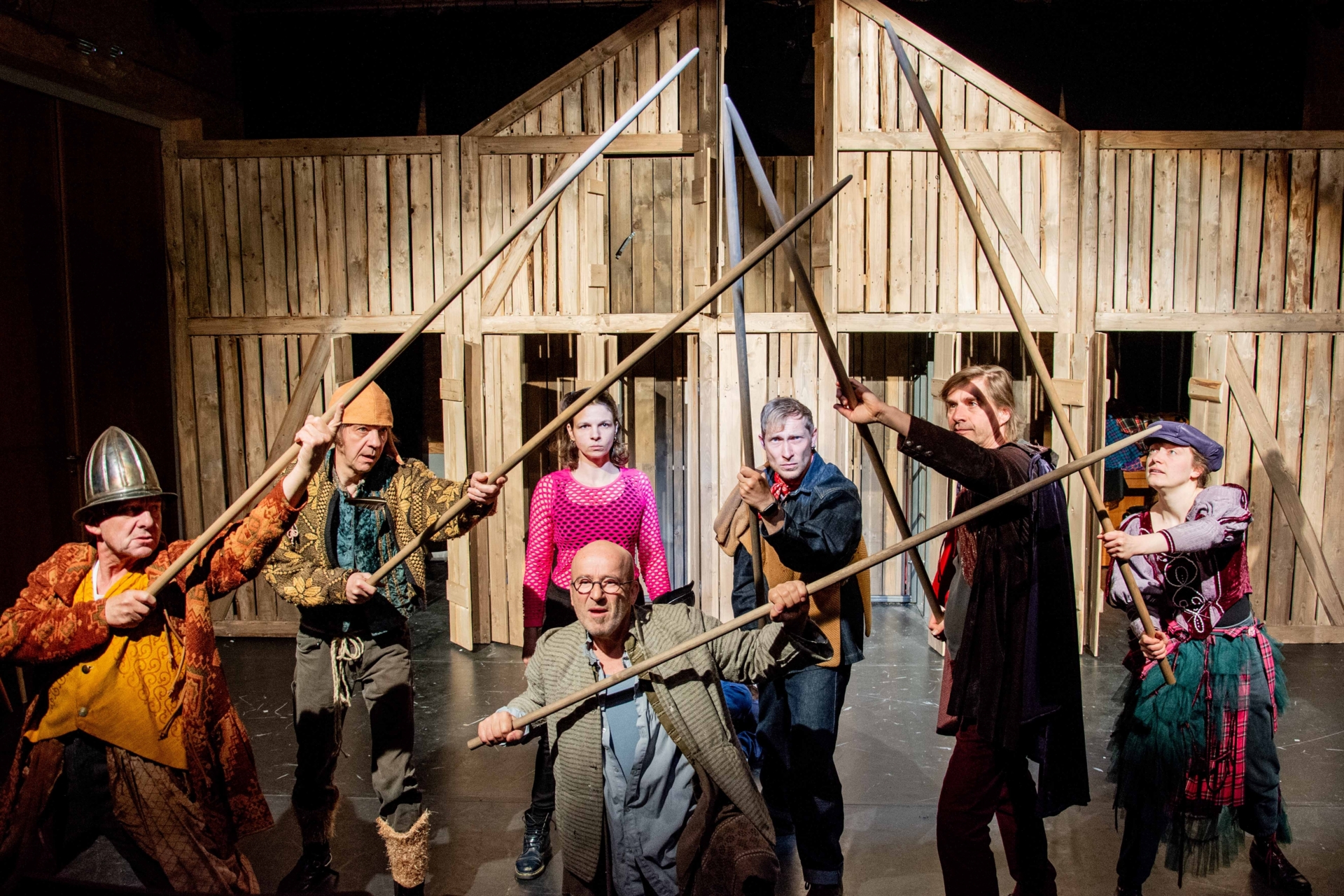 Bild: „Wenn-nicht-heut-TheaterLindenhof-Proben_02“ - Spieß voran. Von links nach rechts: Martin Olbertz, Bernhard Hurm, Johannes Schleker, Luca Zahn, Hannah Im Hof, Berthold Biesinger, Ulf Deutscher, Oben im Bühnenbild: Alessandra Bosch Fotos: Simone Haug / Theater Lindenhof