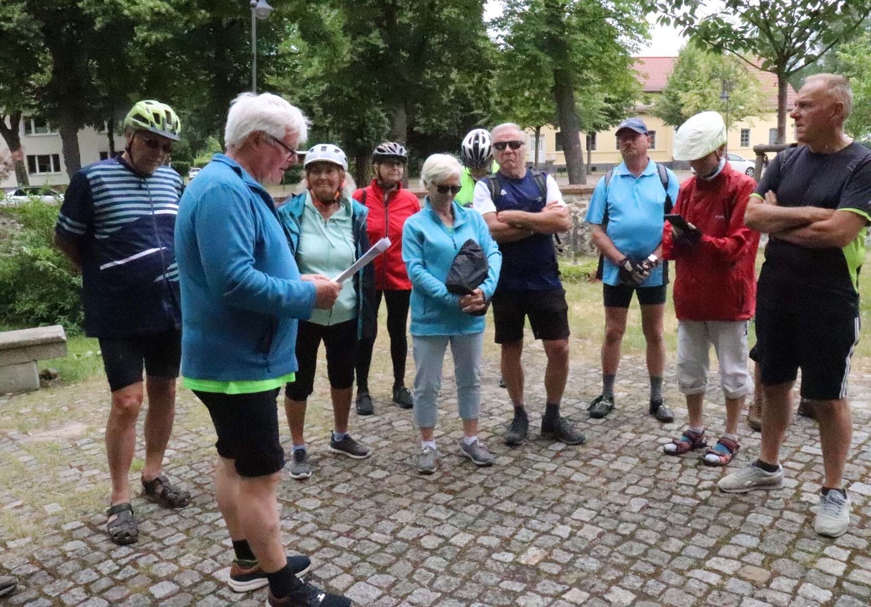 Bild: 18 Auf dem Friedhof vor der Kirche