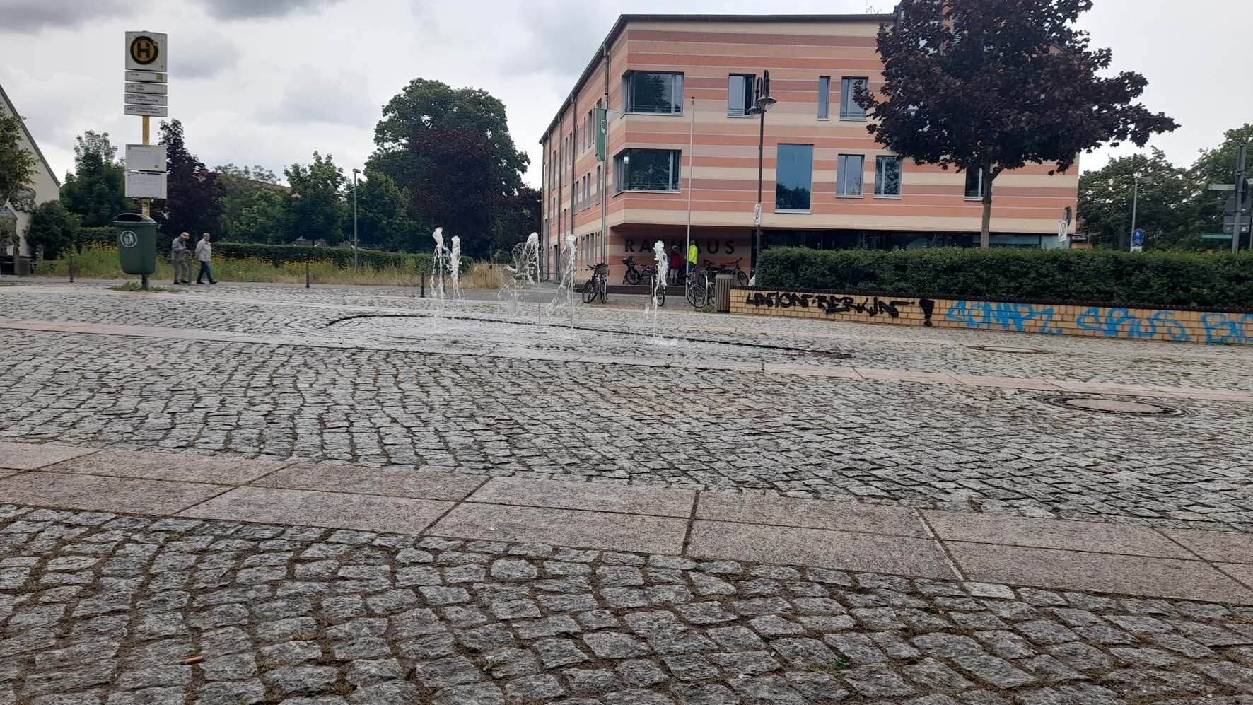 Bild: 21 Schutz vor einem Regenschauer am Rathaus
