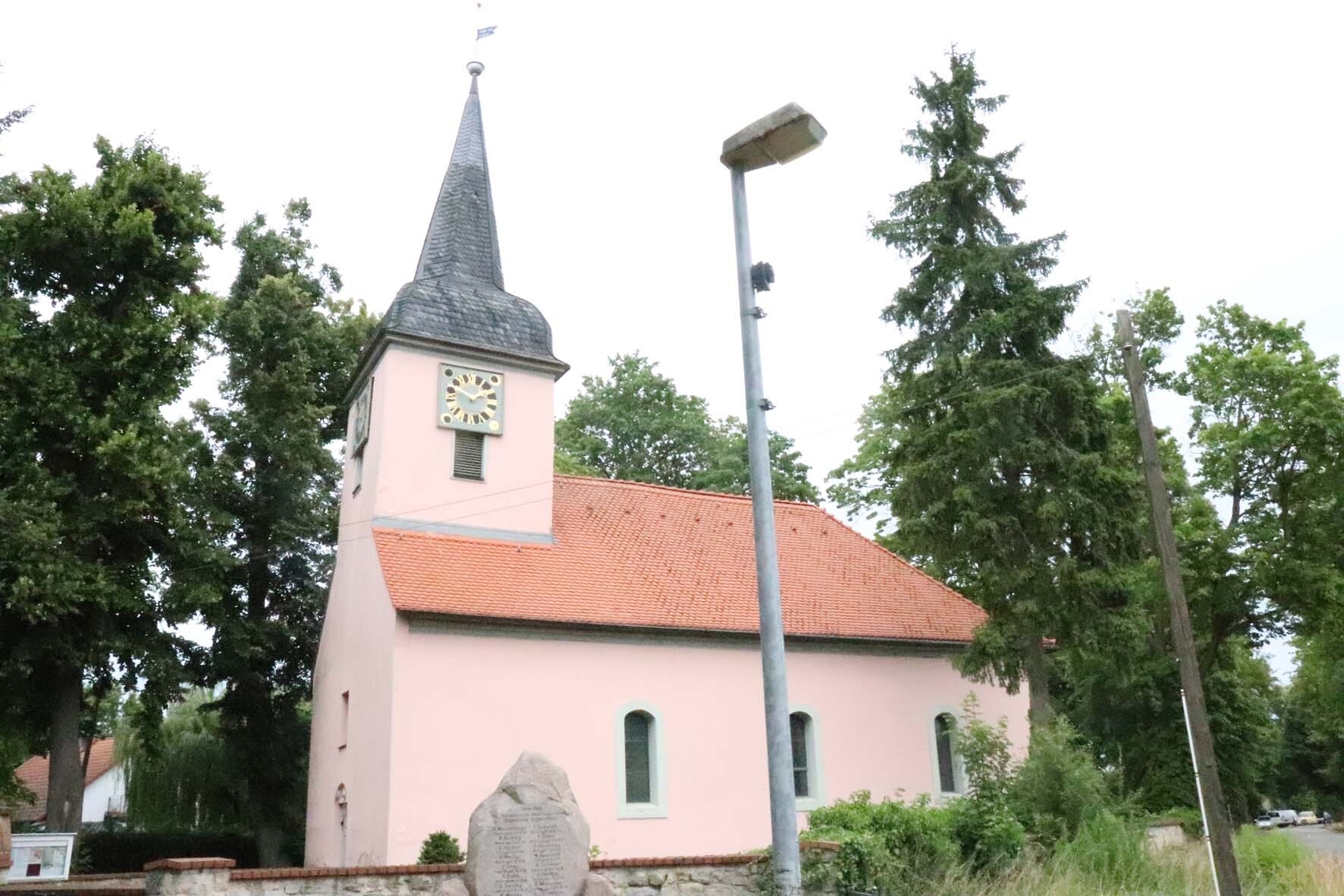 Bild: 24 Der schiefer Turm von Vogelsdorf Kirche mit Besonderheit