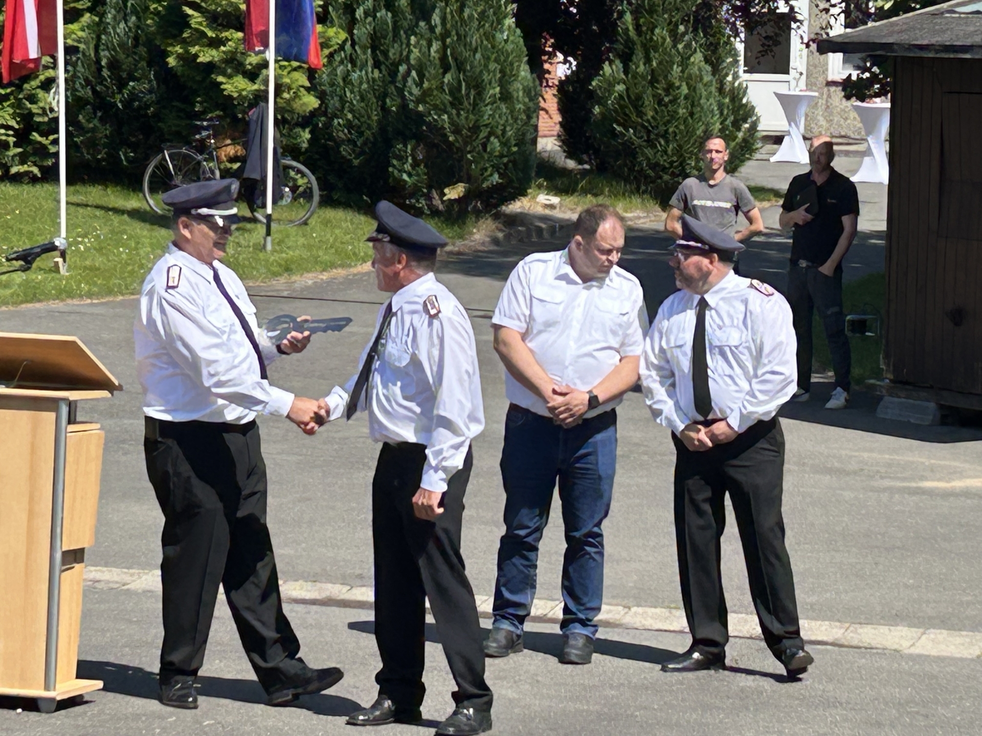 Bild: 25 ) Schlüsselübergabe an Hauke Sterner