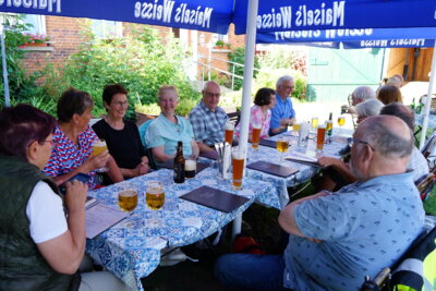 Im Biergarten -1  (Bild vergr&ouml;&szlig;ern)