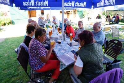 Im Biergarten -2  (Bild vergr&ouml;&szlig;ern)