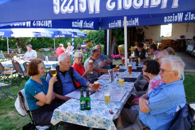Im Biergarten -3  (Bild vergr&ouml;&szlig;ern)