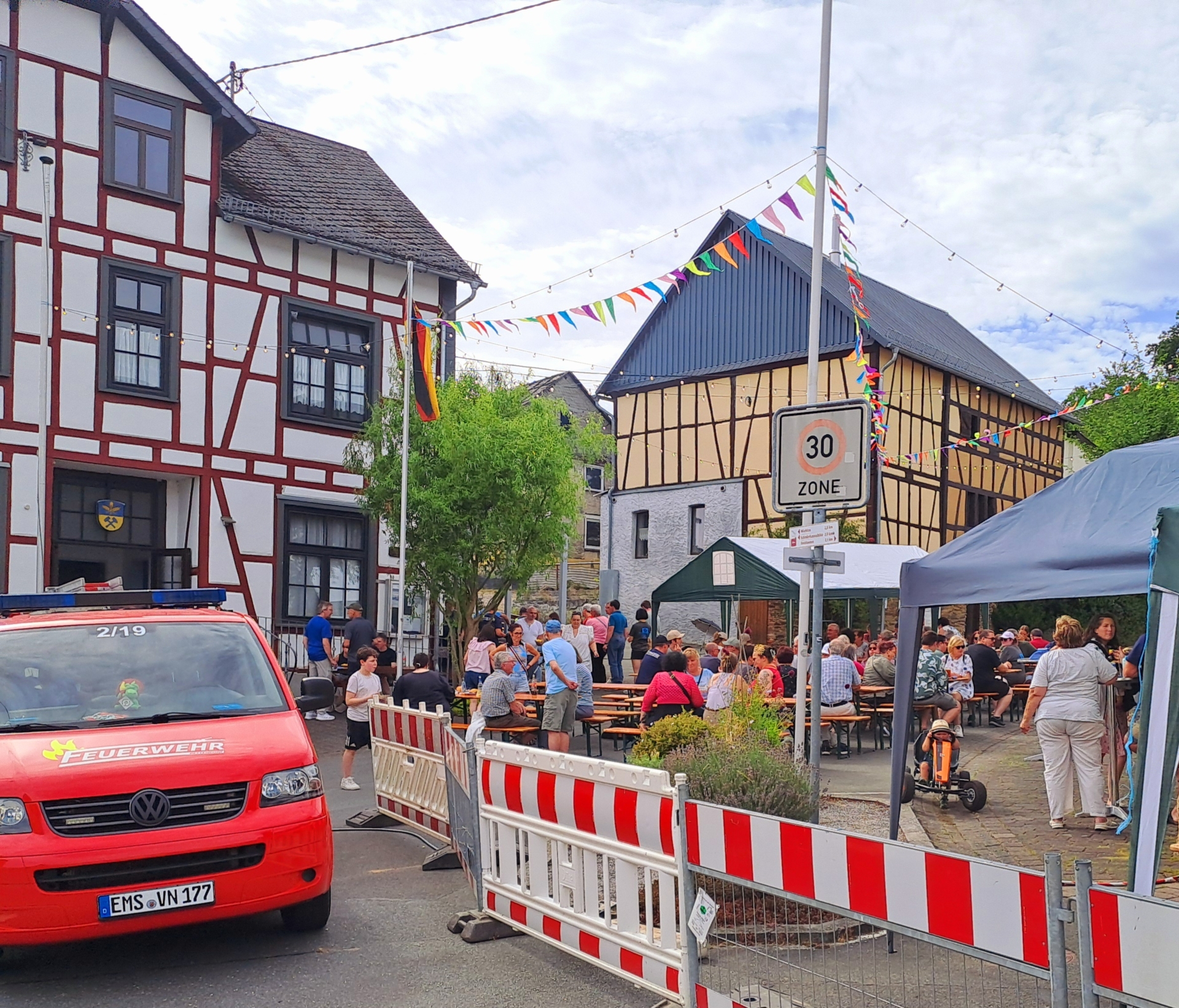 Bild: ...ein angenehmer Dorftag zwischen Gemeindehaus, Betho-Scheune und Feuerwehrhaus