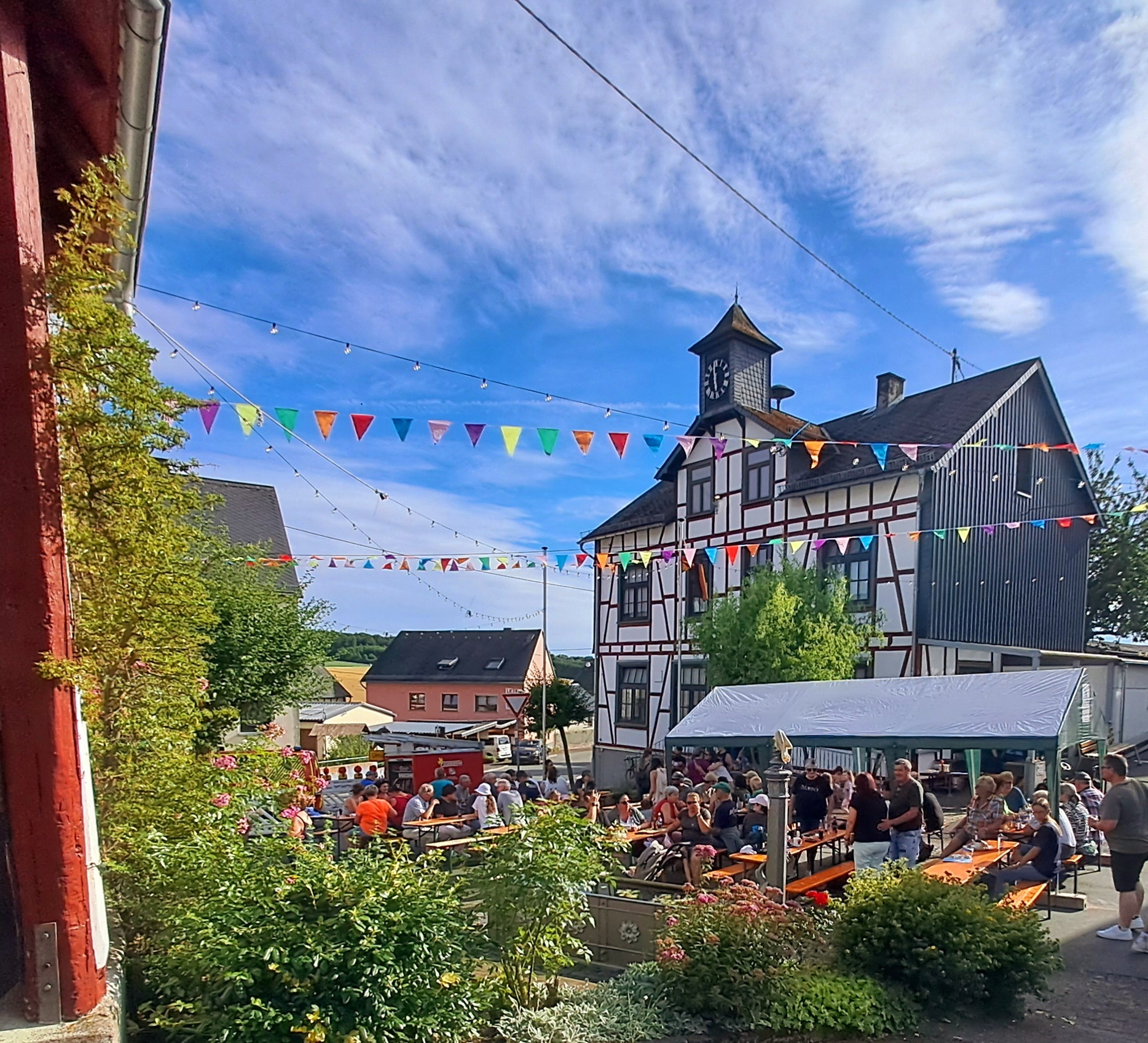 Bild: auf dem Dorfplatz unseres Taunusdorfes