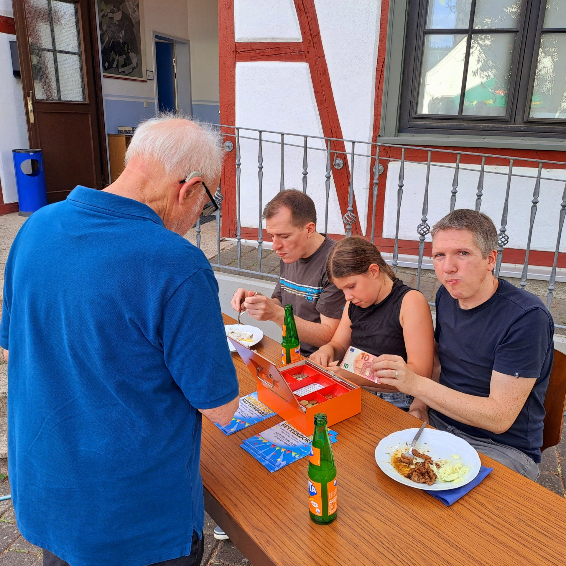Bild: der neue Kassenchef hatte sicherheitshalber junge Verstärkung mitgebracht