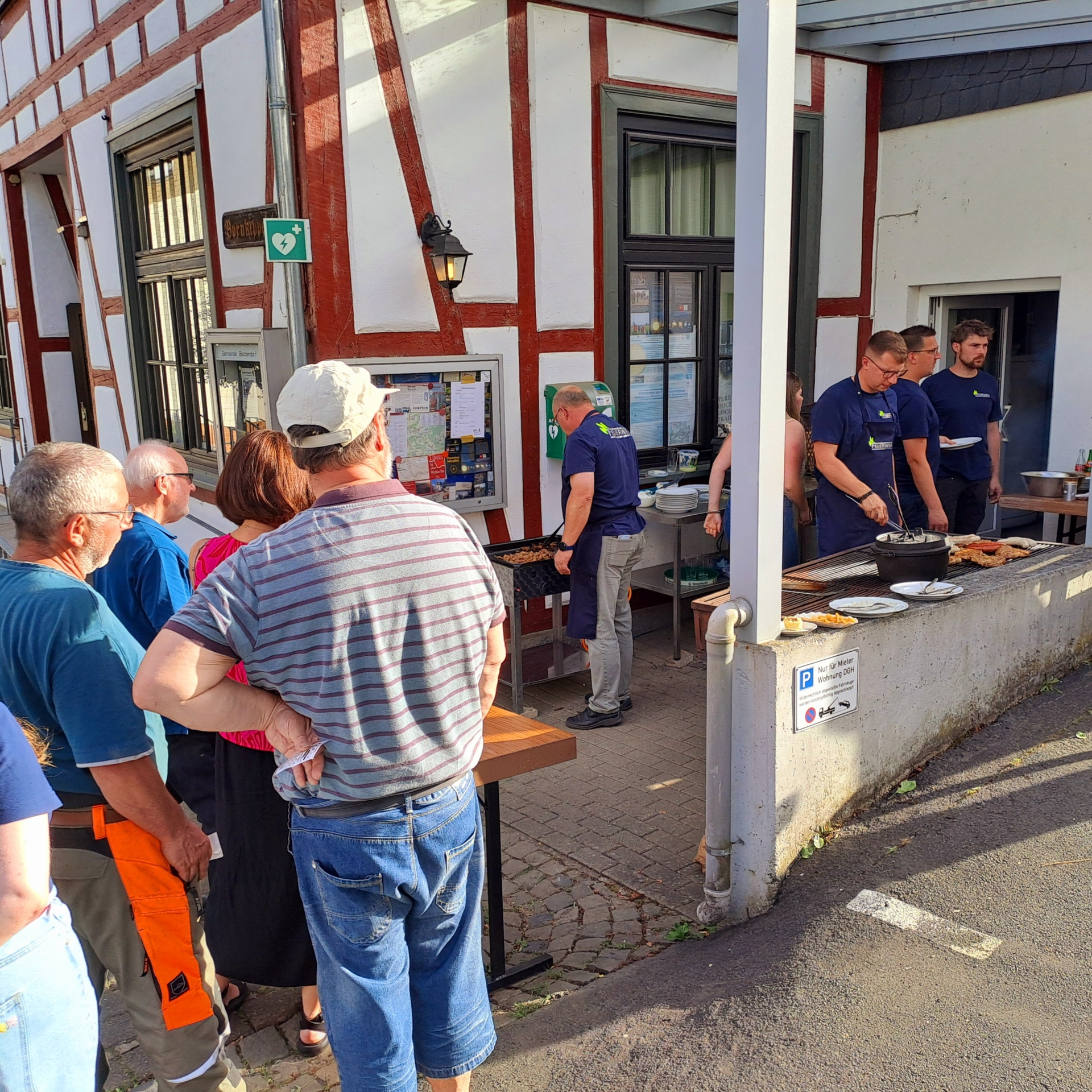 Bild: Der Duft vom Holzkohlengrill zog viele dann am Nachmittag an
