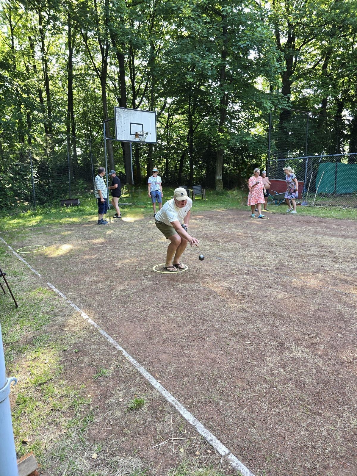 Bild: Boule-PLatz 1 Person spielt