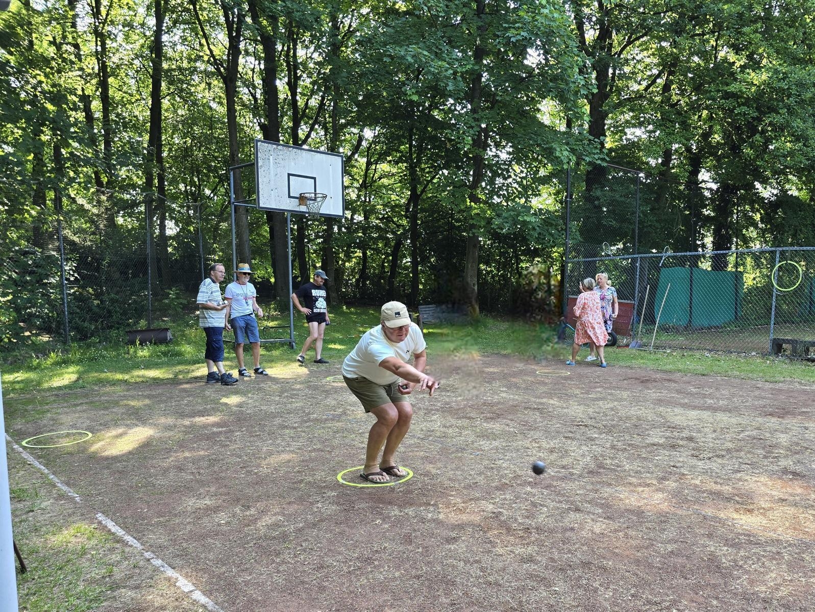 Bild : Boule-PLatz 1 Person spielt