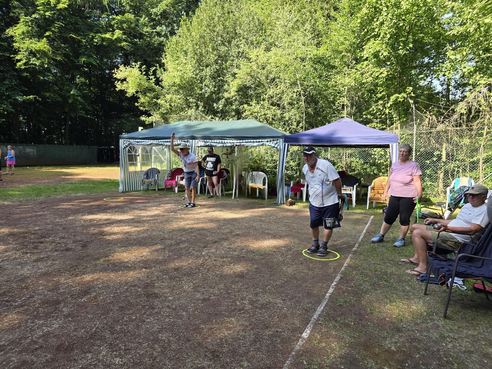 Bild : Boule-PLatz mit Personen