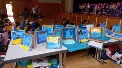 Bild: Albert-von-Reinach-Schule: Unterwasserwelt – Bilder von 66 Kindern, mit Frau Engler