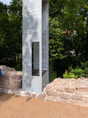 Ein St&uuml;ck alte Stadtmauer  (Bild vergr&ouml;&szlig;ern)