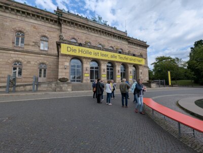 Am Staatstheater  (Bild vergr&ouml;&szlig;ern)
