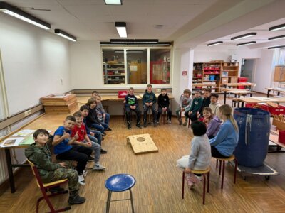 Lagebesprechung im Werkraum.  (Bild vergr&ouml;&szlig;ern)