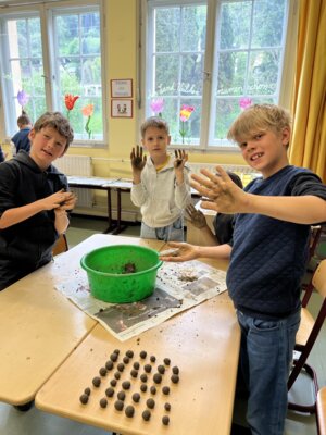 Wir stellen Saatkugeln f&uuml;rs Schulfest her.  (Bild vergr&ouml;&szlig;ern)