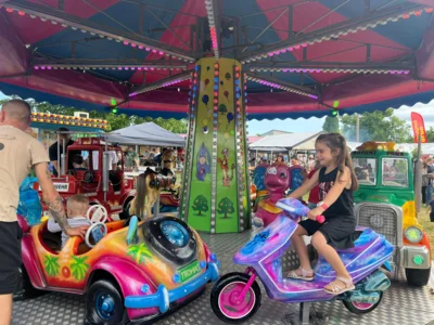 Kostenloses Kinderkarusell  (Bild vergr&ouml;&szlig;ern)