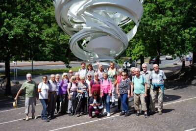 Wandergruppe vor dem bell&acute;ARTE  (Bild vergr&ouml;&szlig;ern)