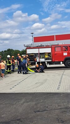 Foto des Albums: Einweihung Feuerwehrgerätehaus und Fahrzeuge Porselen