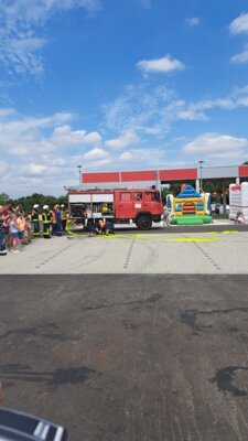 Foto des Albums: Einweihung Feuerwehrgerätehaus und Fahrzeuge Porselen